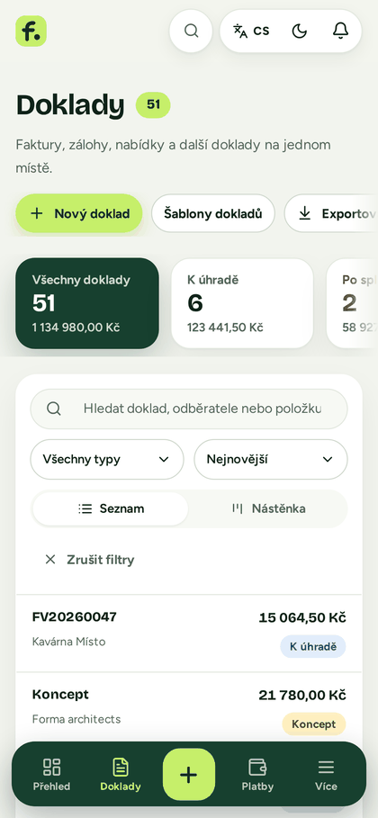 Seznam dokladů v telefonu se stavy a částkami.